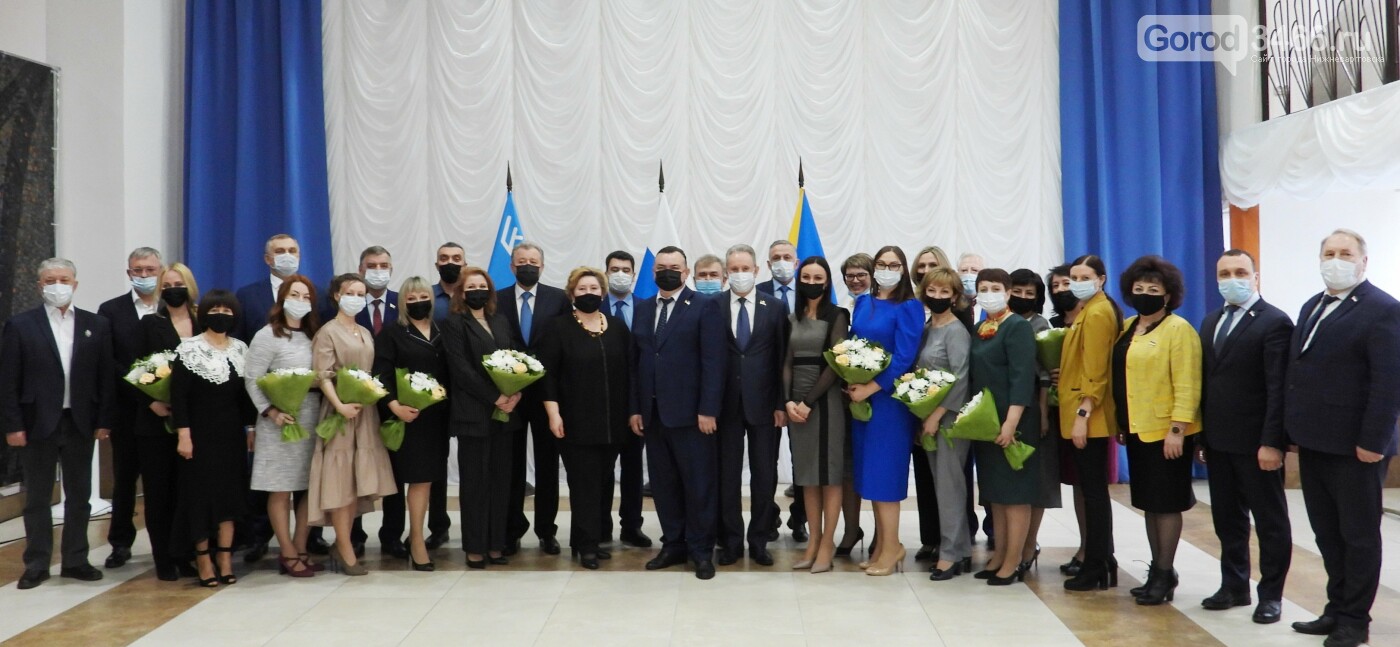 собрание приглашенных лиц. деловая встреча. коллектив на совещании. совещание иллюстрация. дискуссия картинки.