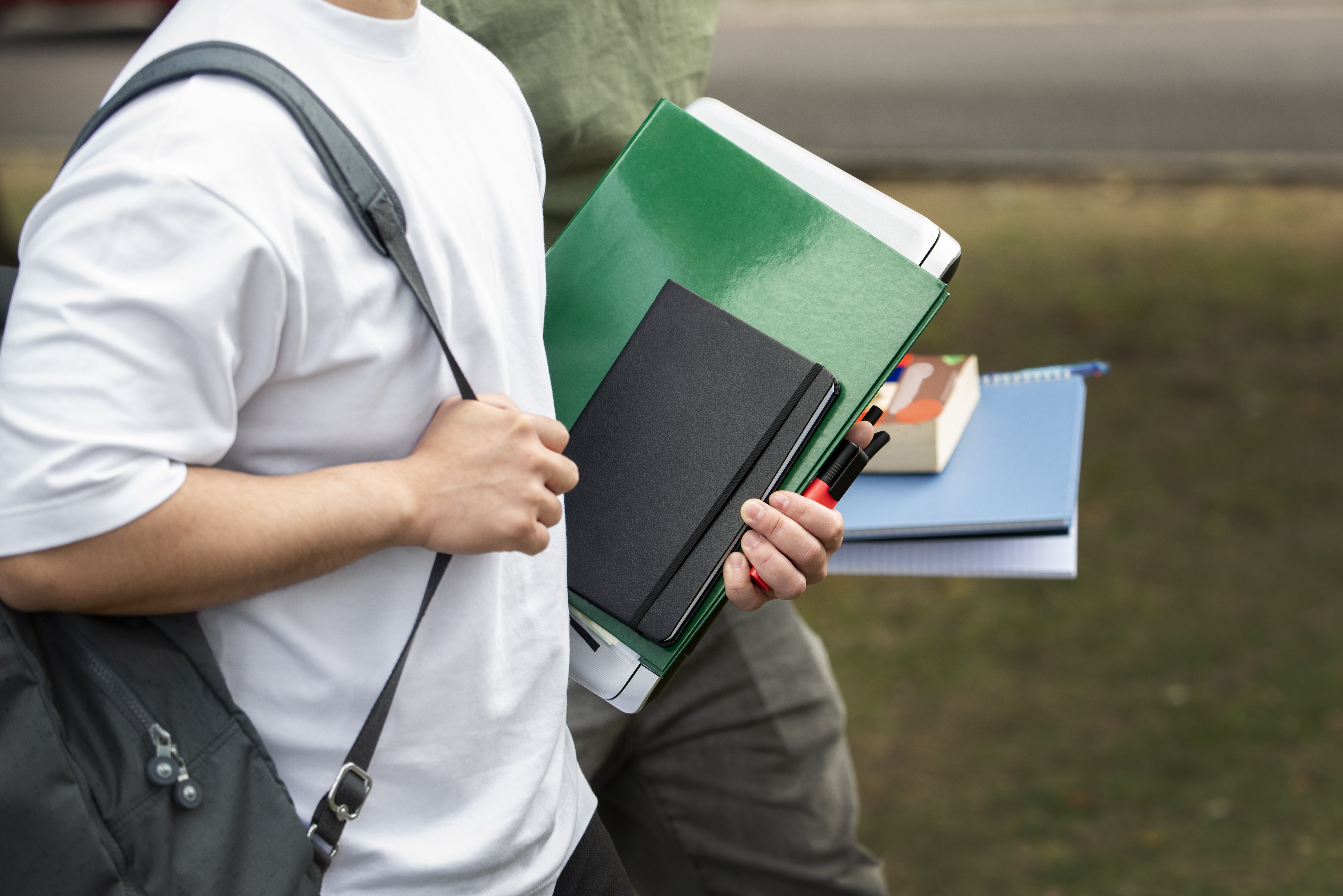 college-students-cramming-outdoor.jpg