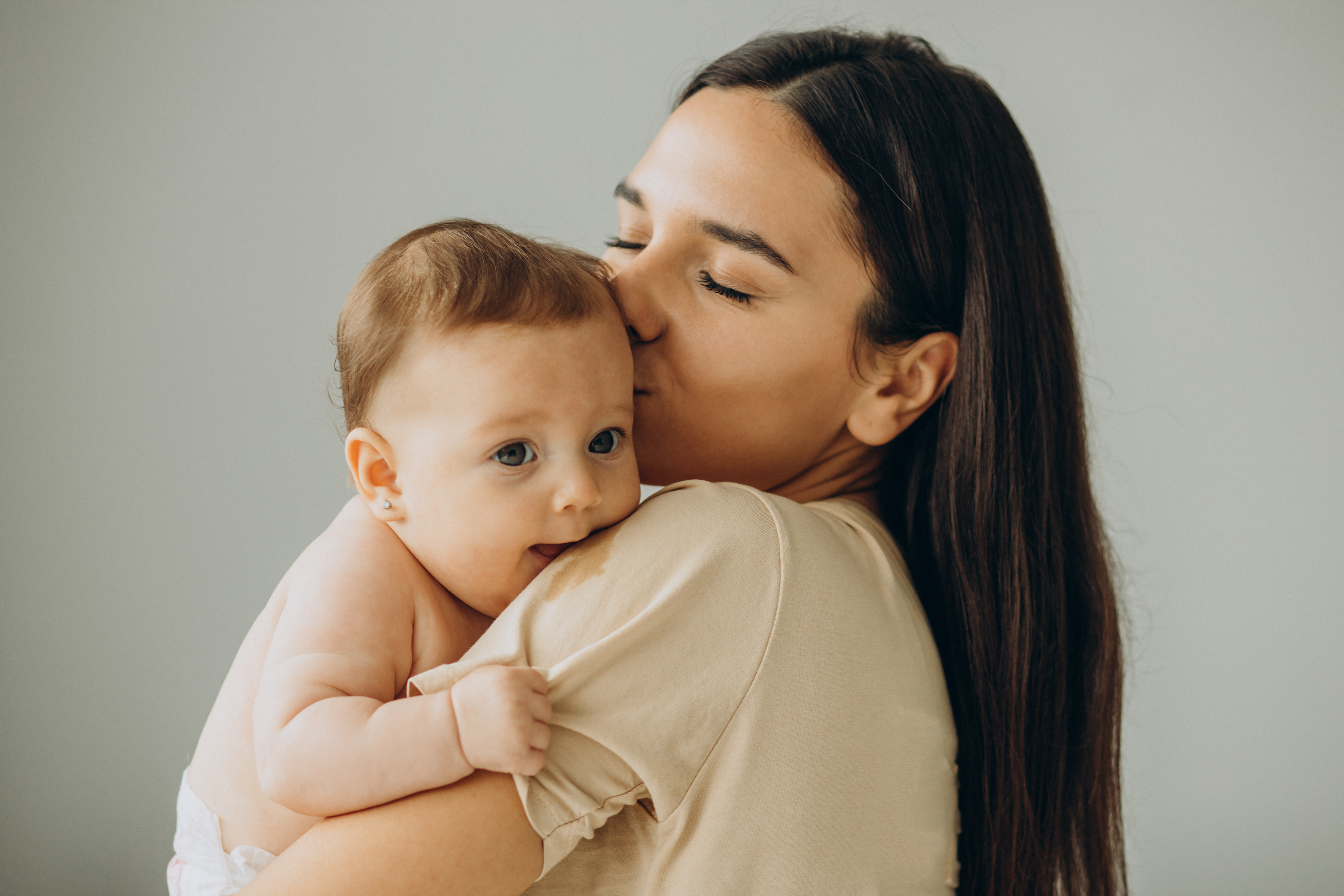 mother-with-her-baby-girl-home.jpg
