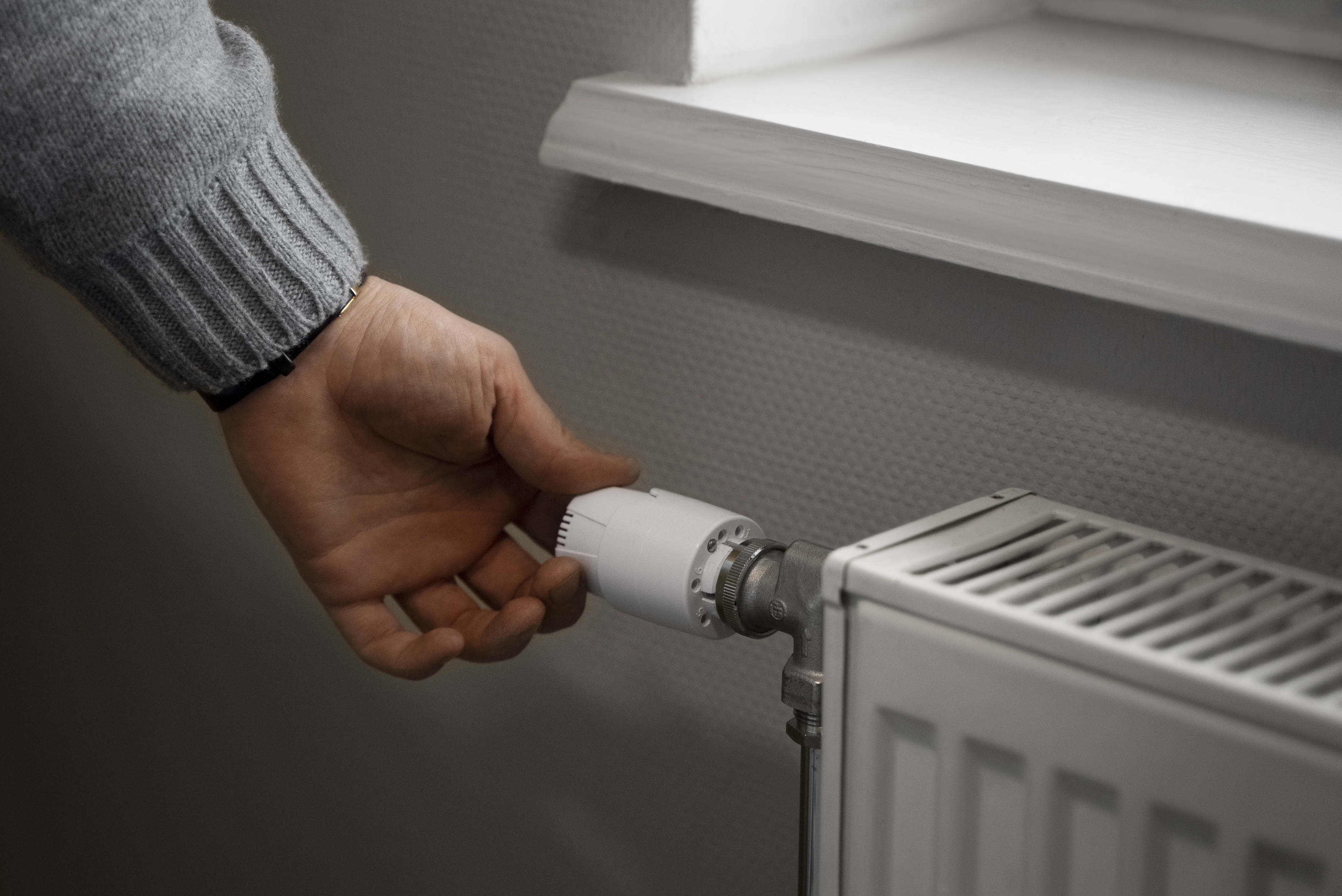 muzcina-vyklucaet-radiator-vo-vrema-energeticeskogo-krizisa.jpg