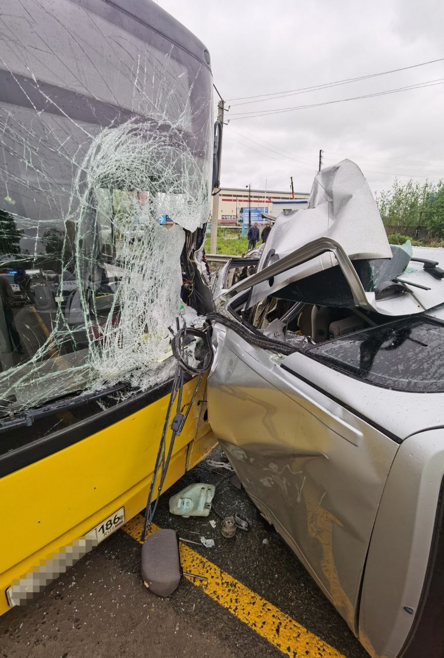водитель рейсового автобуса не справился с управлением и нанес повреждения задача