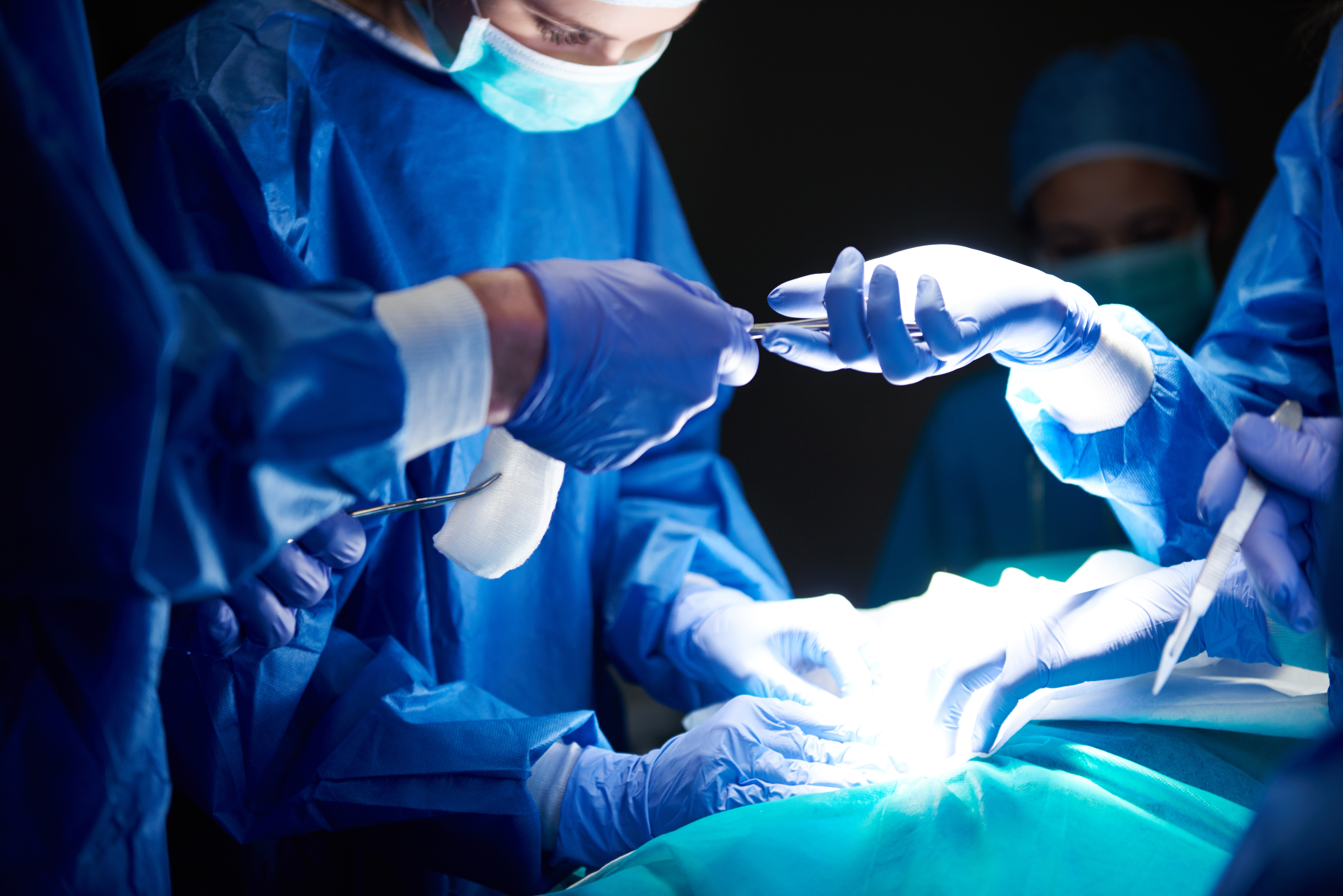 surgeons-passing-scissors-each-other.jpg