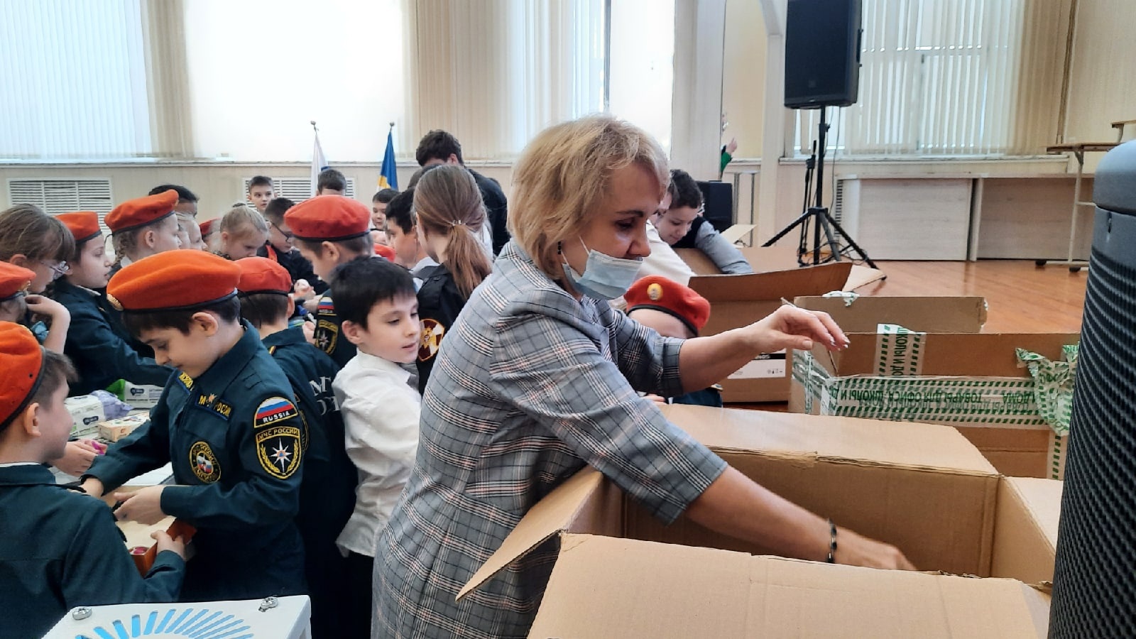 Как правильно написать в предверии или в преддверии. Дети от чс. Как писать слово в преддверии. В преддверии новогодних. Отредактируйте предложение исправьте лексическую ошибку искл.