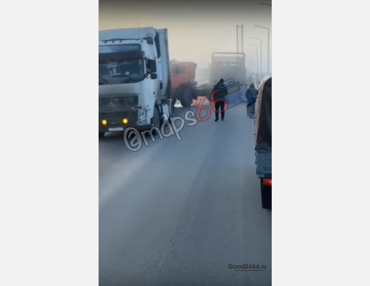 На мосту через Обь в ХМАО полностью перекрыли движение