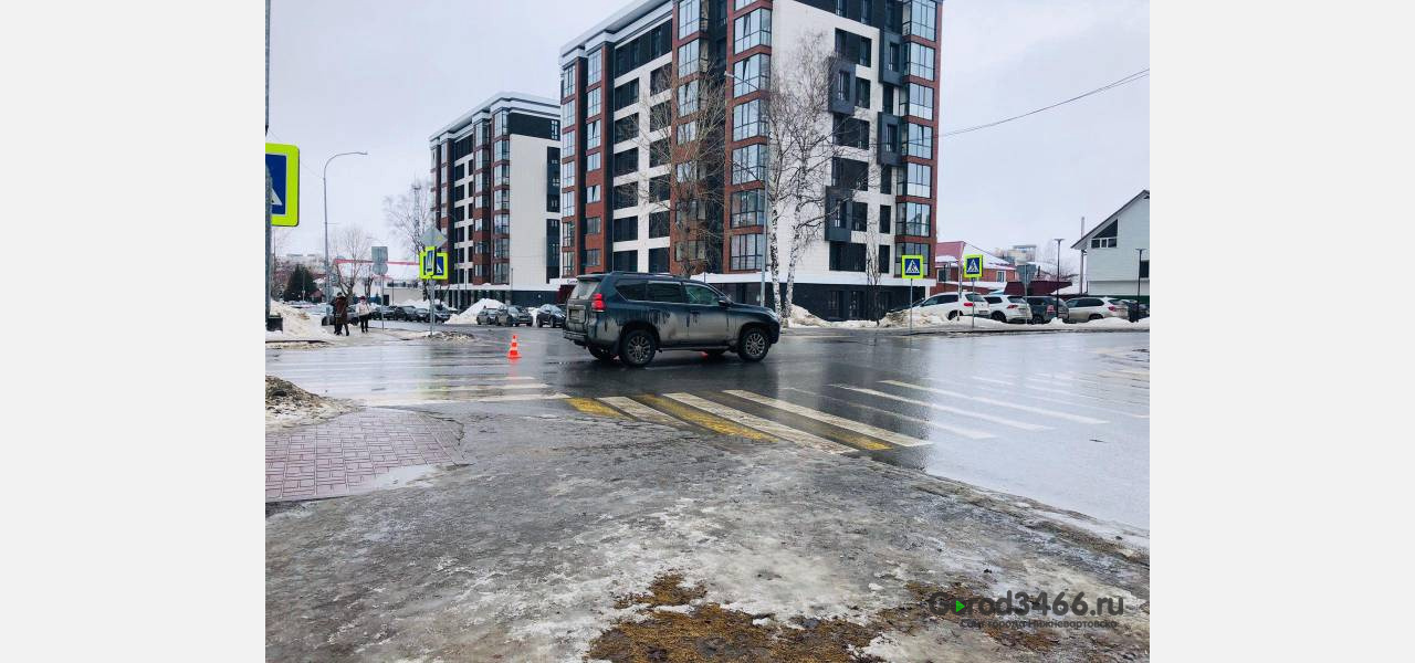 В Югре водитель внедорожника сбил женщину на «зебре» и переехал её
