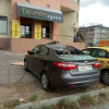 Обломок дома разбил припаркованный автомобиль