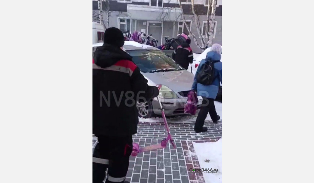 В Нижневартовске коммунальщики конфисковали коляски и самокаты жильцов, оставленные в подъездах