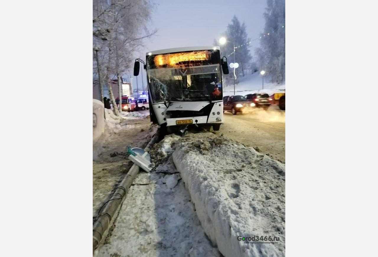 В ДТП с автобусом в Ханты-Мансийске пострадали пять пассажиров