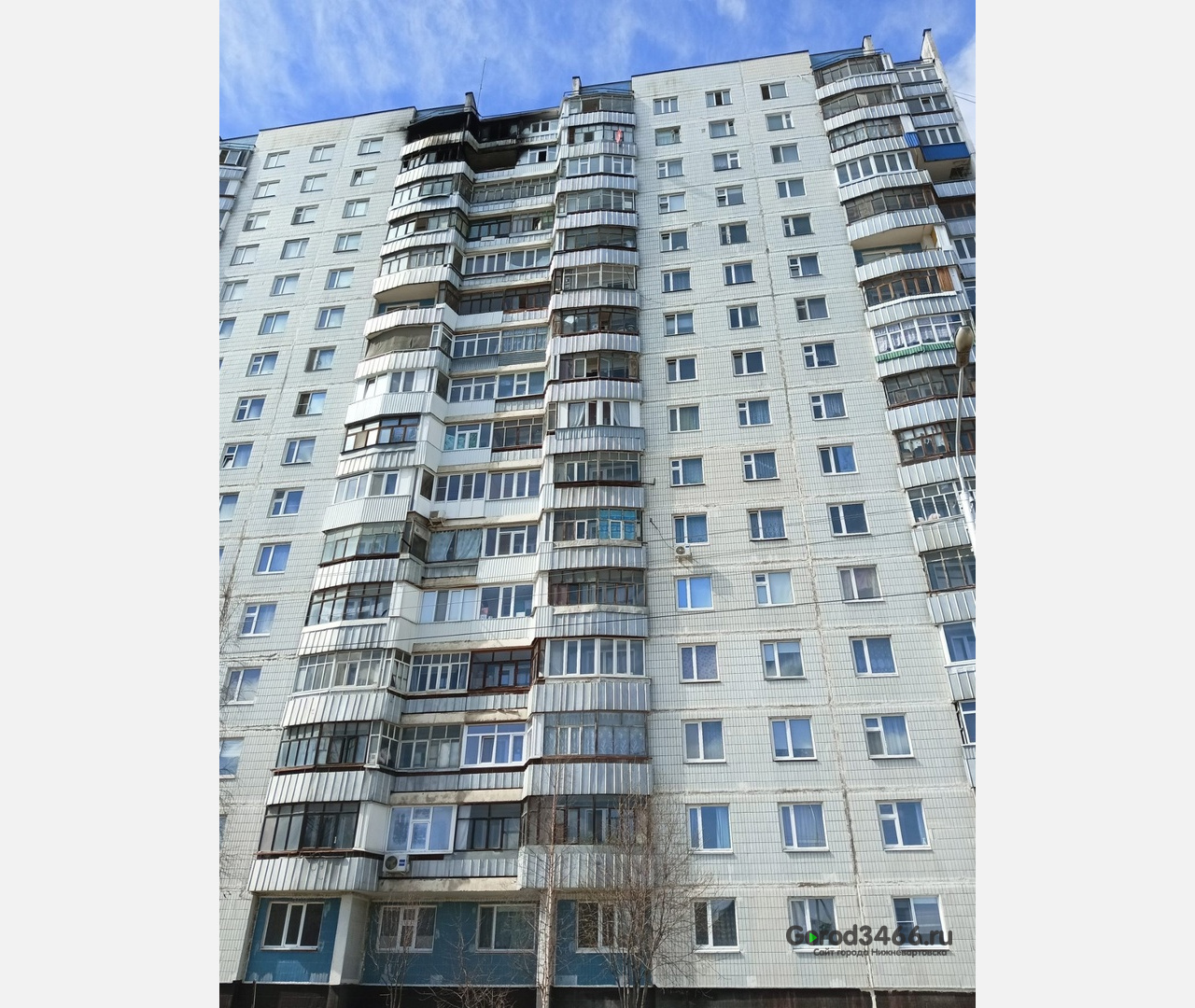 В Нижневартовске в результате пожара на Пермской сгорело 4 балкона в жилом доме
