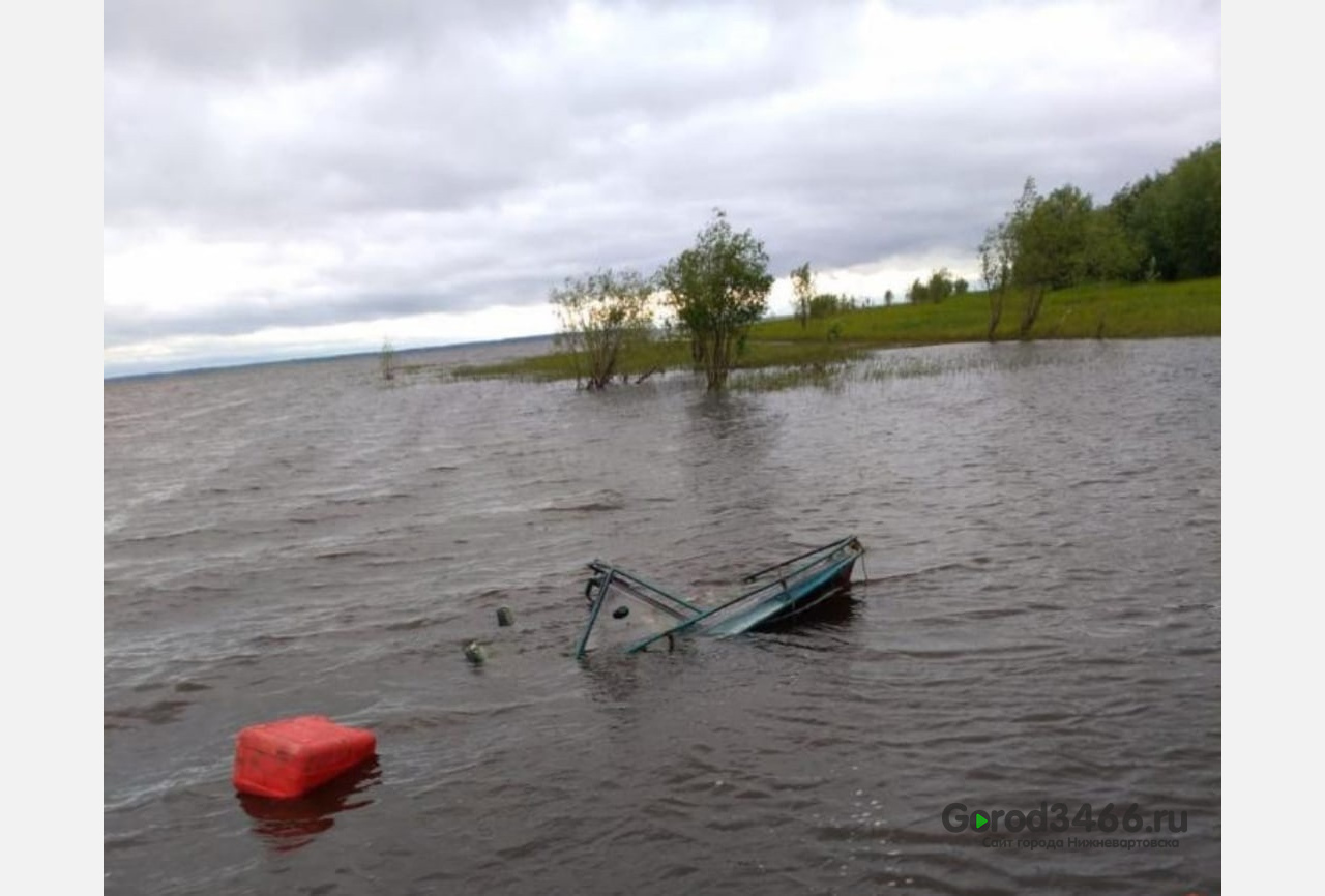 В Югре перевернулась лодка, утонул мужчина