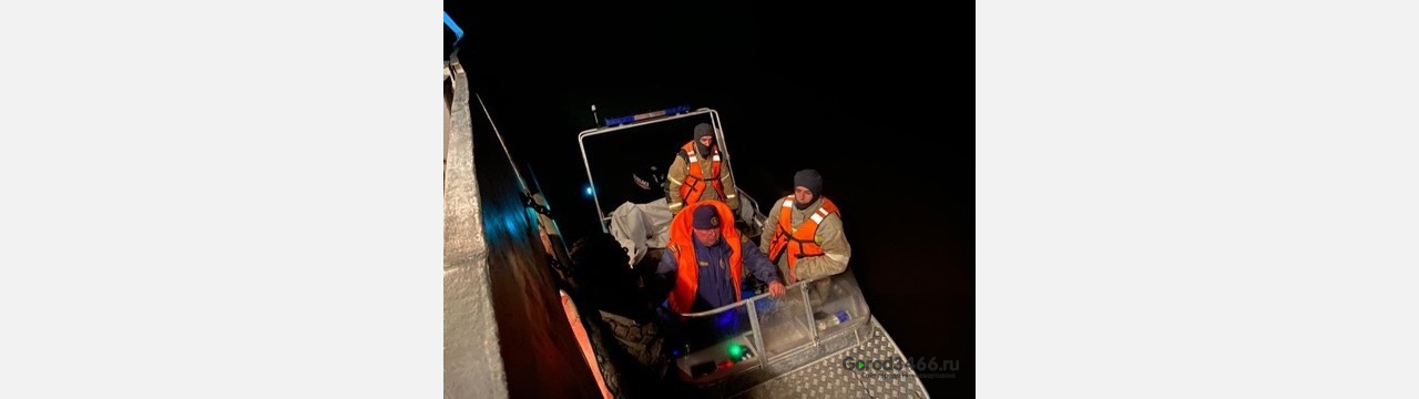 В Югре спасатели ищут мужчину, перевернувшегося на лодке