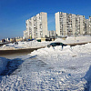 Спустя несколько месяцев тротуар, заваленный снегом, почистили
