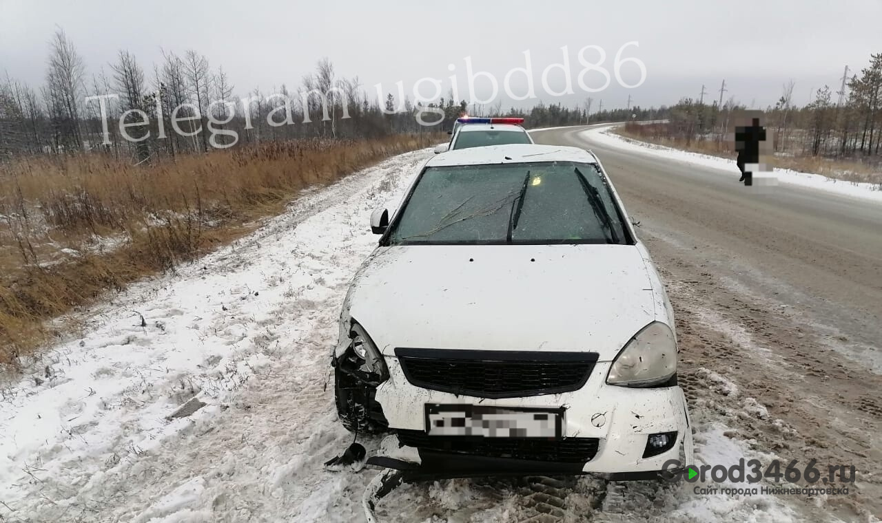 На трассе Нижневартовск-Радужный молодой водитель съехал в кювет. Два человека пострадали