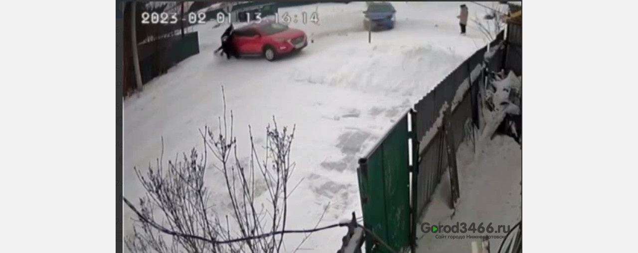 В Югре иномарка влетела в детей