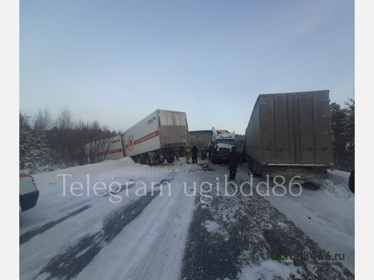 На трассе Сургут-Нижневартовск столкнулись три фуры