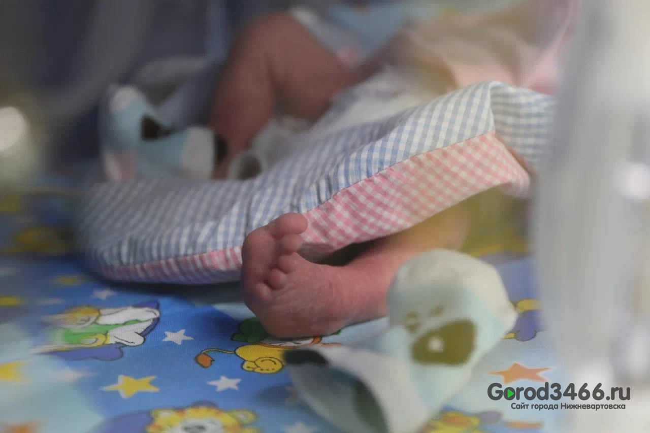 В ХМАО врачи смогли выходить младенца, родившегося с весом в 490 грамм