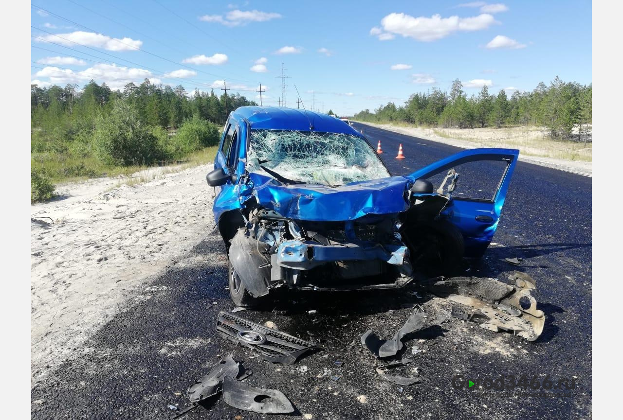 На трассе ХМАО в ДТП с большегрузом пострадали два человека