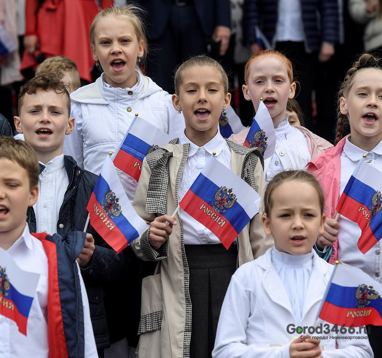 В России учебная неделя будет начинаться с гимна страны и поднятия флага