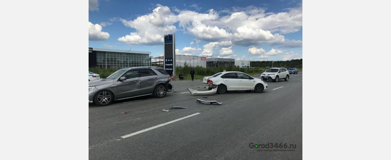 В Югре столкнулись три легковушки и «скорая». Автоледи на «Мерседесе» устроила массовое ДТП