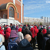В Нижневартовске тысячи верующих получили частичку Благодатного огня из Иерусалима