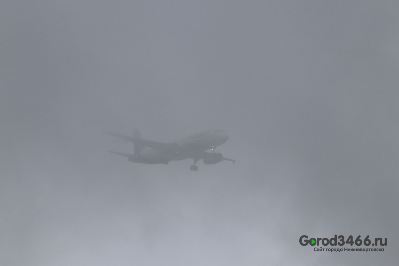 В Нижневартовске из-за тумана самолет час кружил над городом