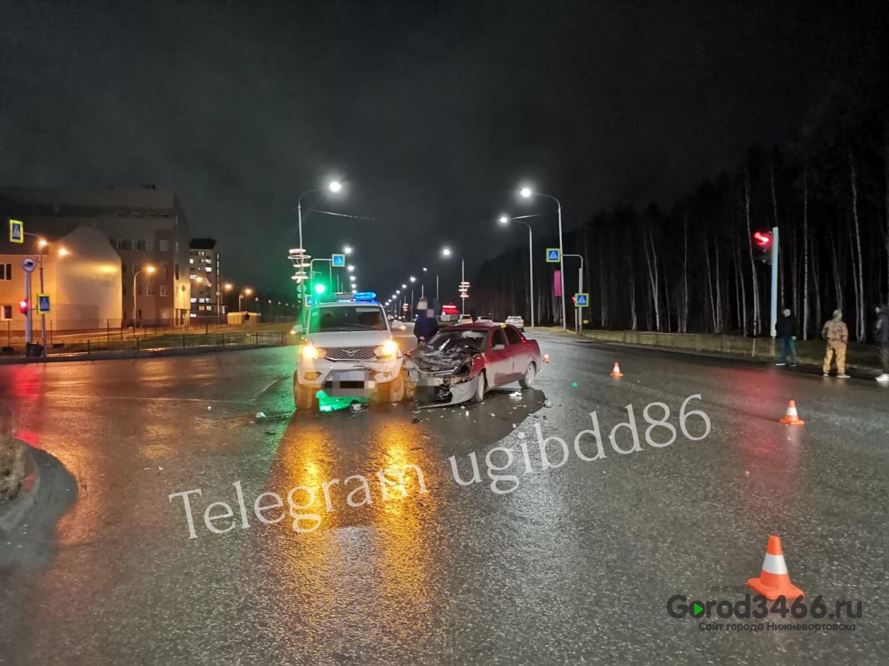 В Югре водитель врезался в полицейский автомобиль, пострадал годовалый ребенок