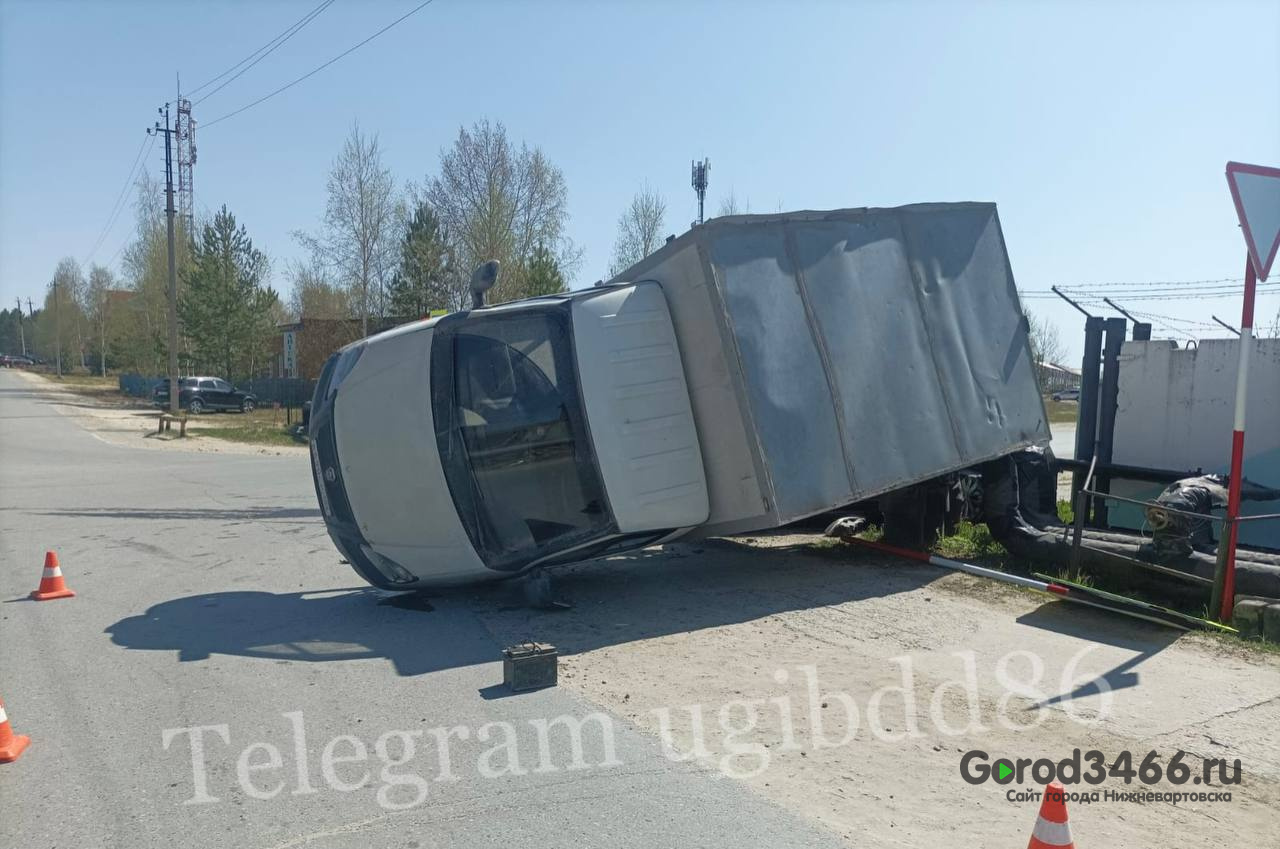 В Мегионе водитель грузовика опрокинулся в ДТП, пострадала девочка