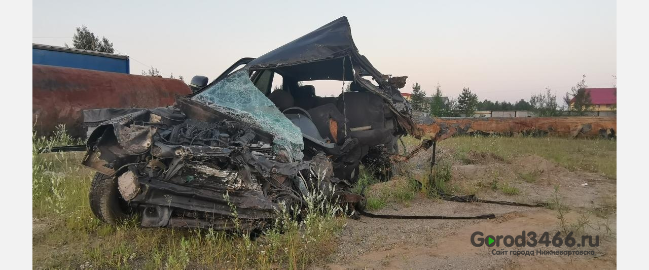 Легковушка всмятку: один человек погиб в аварии на трассе Сургут-Нижневартовск