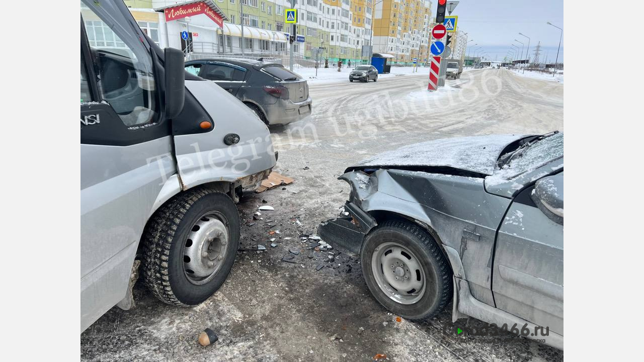 В Нижневартовске произошло ДТП с микроавтобусом