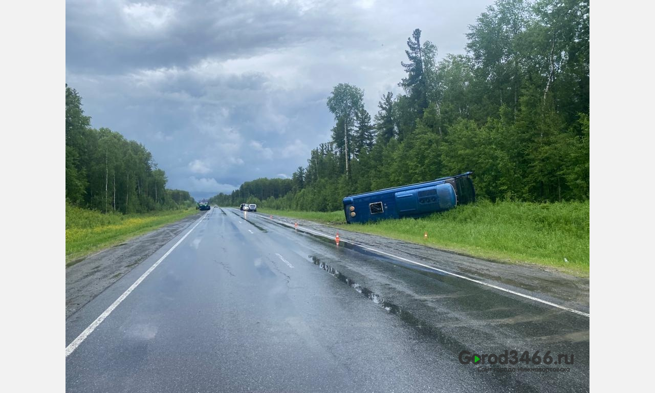 В Югре на трассе перевернулся автобус