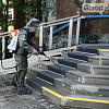 Сотрудники пожарной службы помогают в обработке территорий