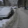 В Нижневартовске чистят снег. И вновь не все автолюбители убирают авто с проезжей части