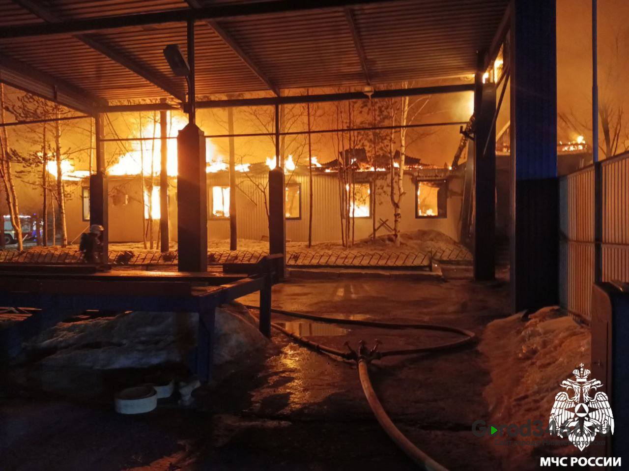 В Нижневартовске во время пожара на территории транспортной компании погиб один человек