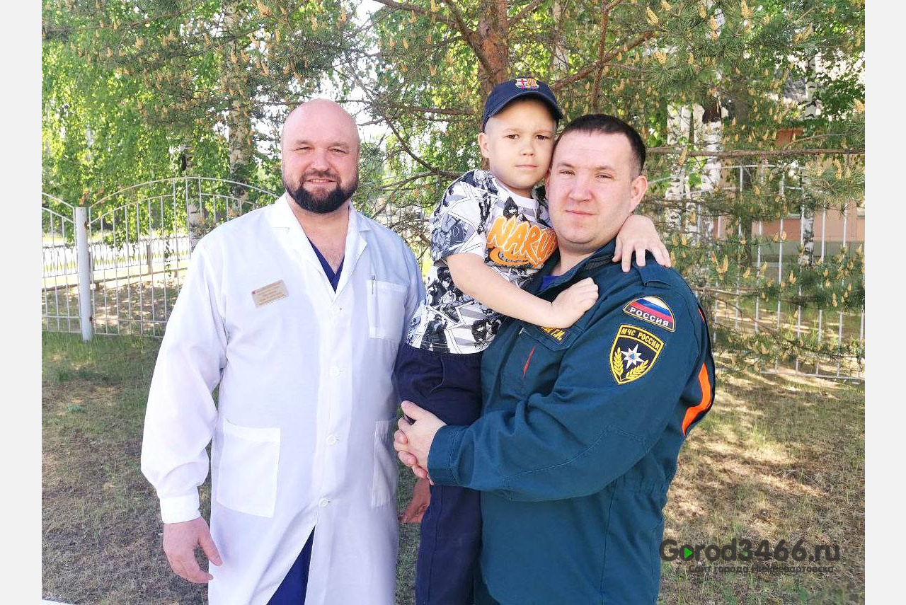 «Родился в рубашке». В Югре врачи спасли 7-летнего мальчика, который выпал с окна