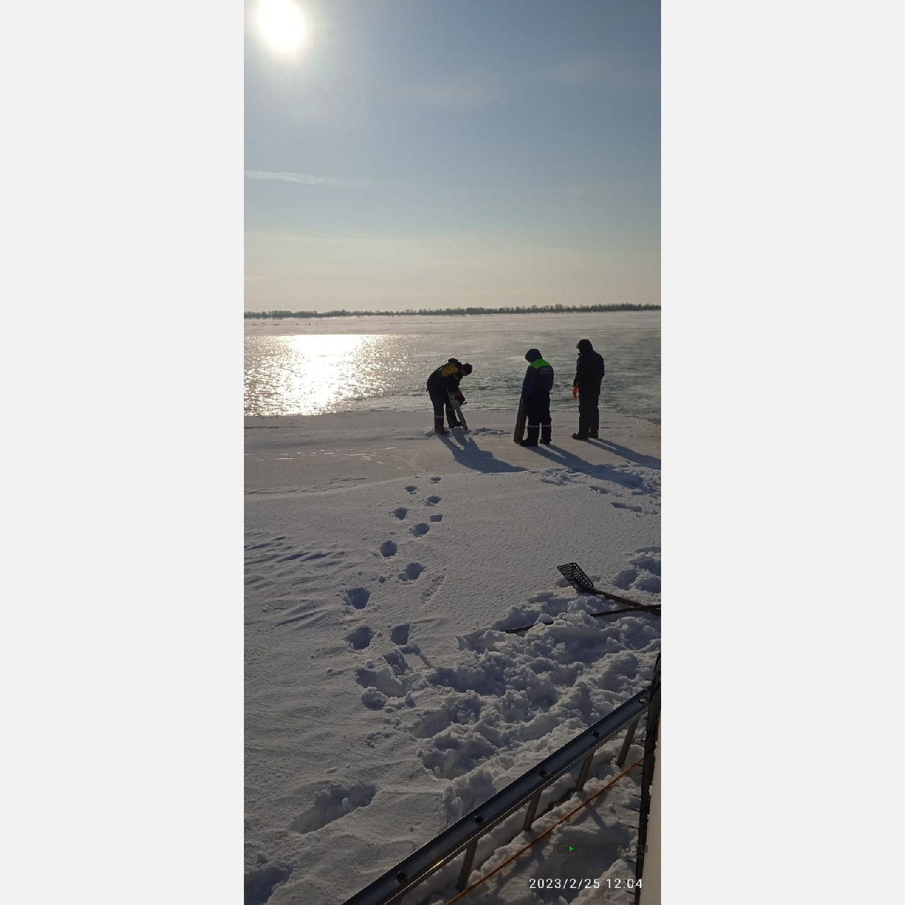 В Югре ищут двух водителей снегохода, попавших в полынью
