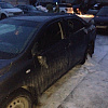 Льдина, упавшая с крыши дома, повредила 3 автомобиля