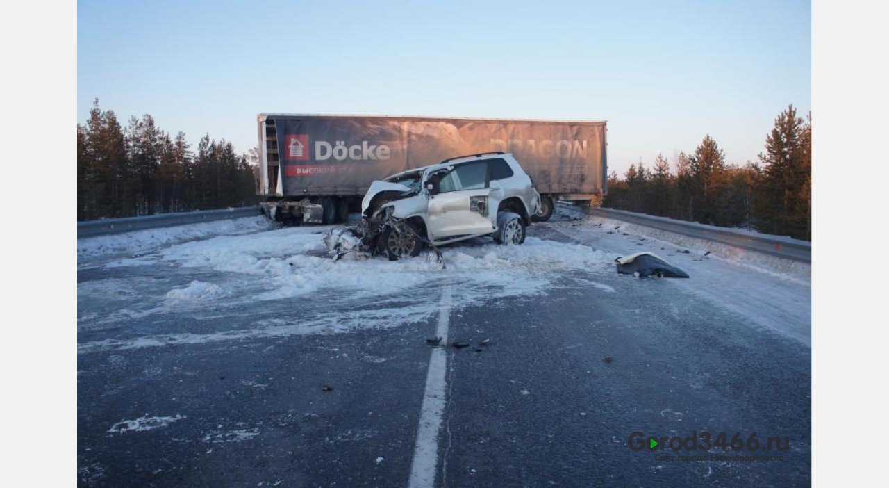 На трассе Сургут-Салехард в ДТП с грузовиком погиб водитель внедорожника