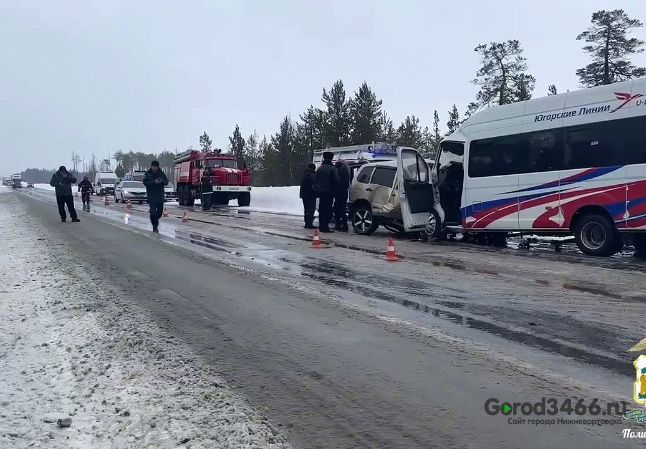 В ДТП на трассе Сургут-Когалым пострадали 13 человек